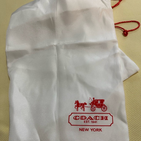 This Coach shoulder bag is wonderful for everyone! - Picture 6 of 8